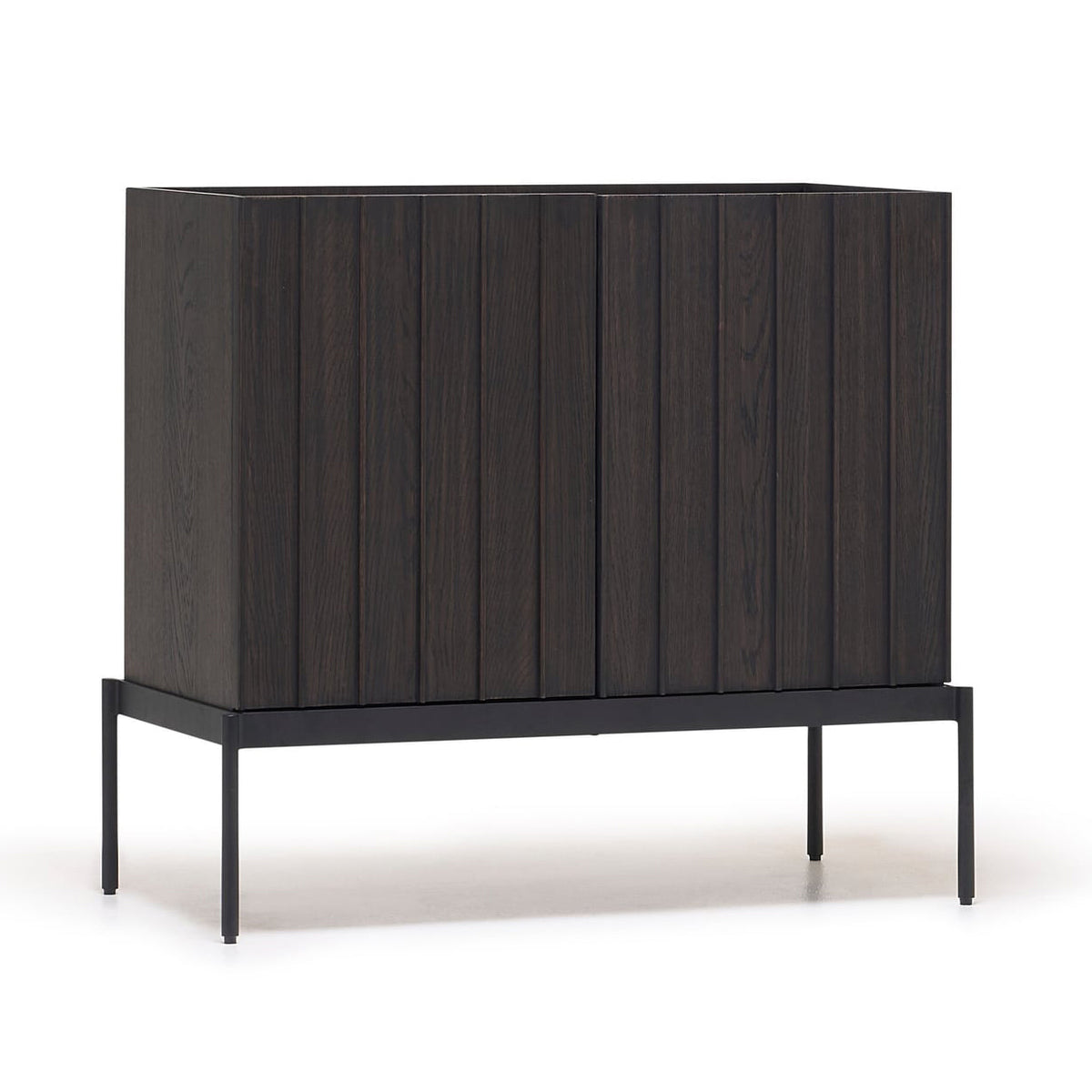 Buffet contemporain en bois avec lattes verticales et portes à ouverture par pression pour salon