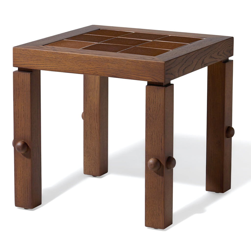 Table d'appoint moderne en bois massif avec forme de bloc monolithique pour salon ou lounge