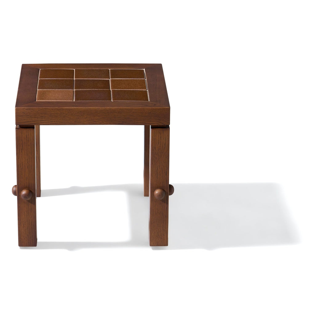 Table d'appoint moderne en bois massif avec forme de bloc monolithique pour salon ou lounge
