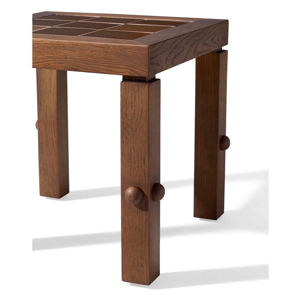 Table d'appoint moderne en bois massif avec forme de bloc monolithique pour salon ou lounge