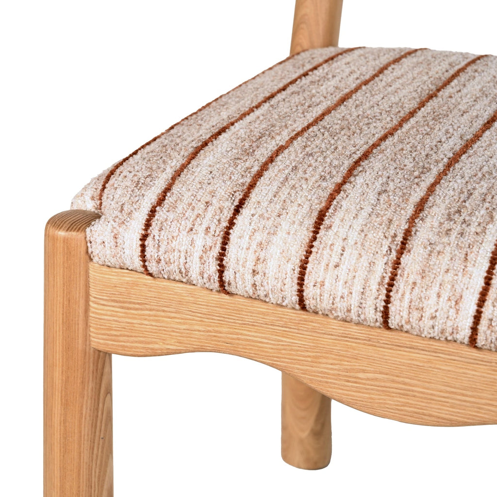 Chaise de salle à manger capitonnée d'inspiration vintage avec dossier arqué et pieds fuselés pour salle à manger