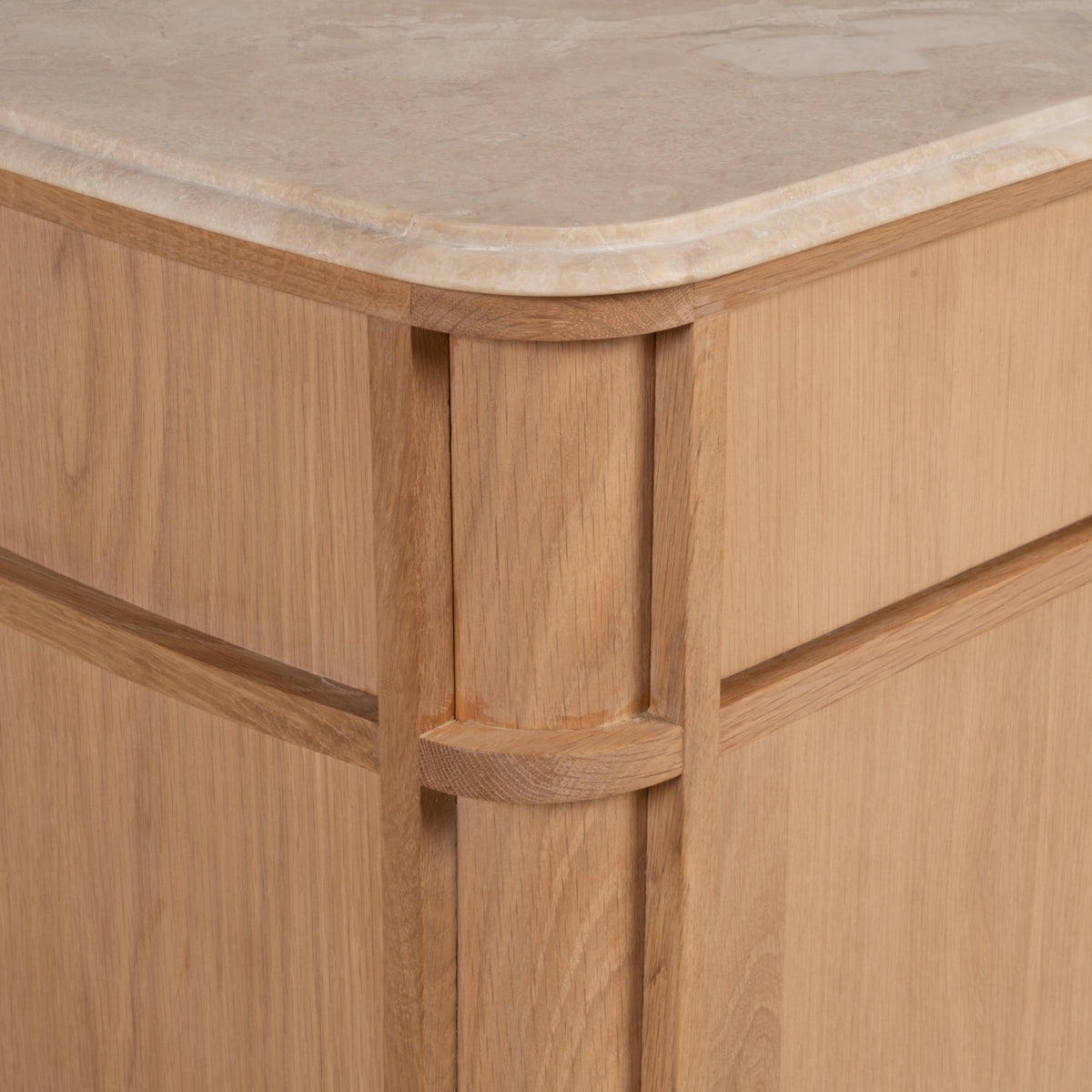 Table de chevet contemporaine en bois et marbre avec deux tiroirs et profil arrondi pour chambre à coucher