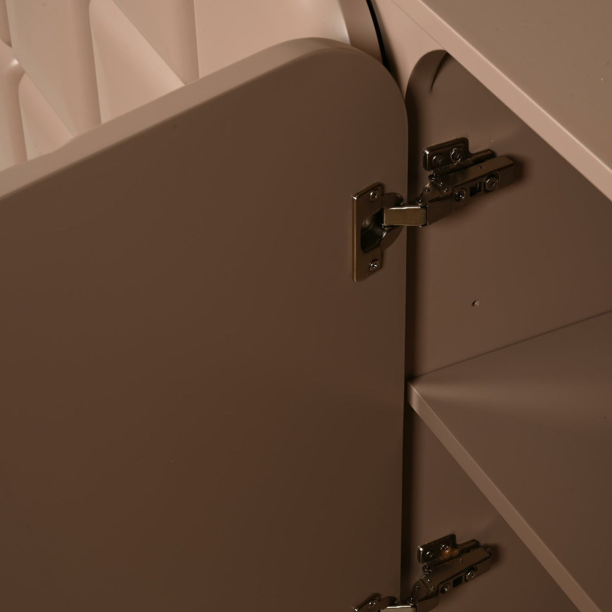 Bahut contemporain en bois 4 portes avec grain naturel et rangements mixtes pour salle à manger ou couloir
