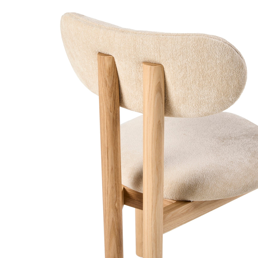 Chaise de salle à manger sculpturale en velours avec détails en acier plaqué or et pieds en chêne pour la salle à manger
