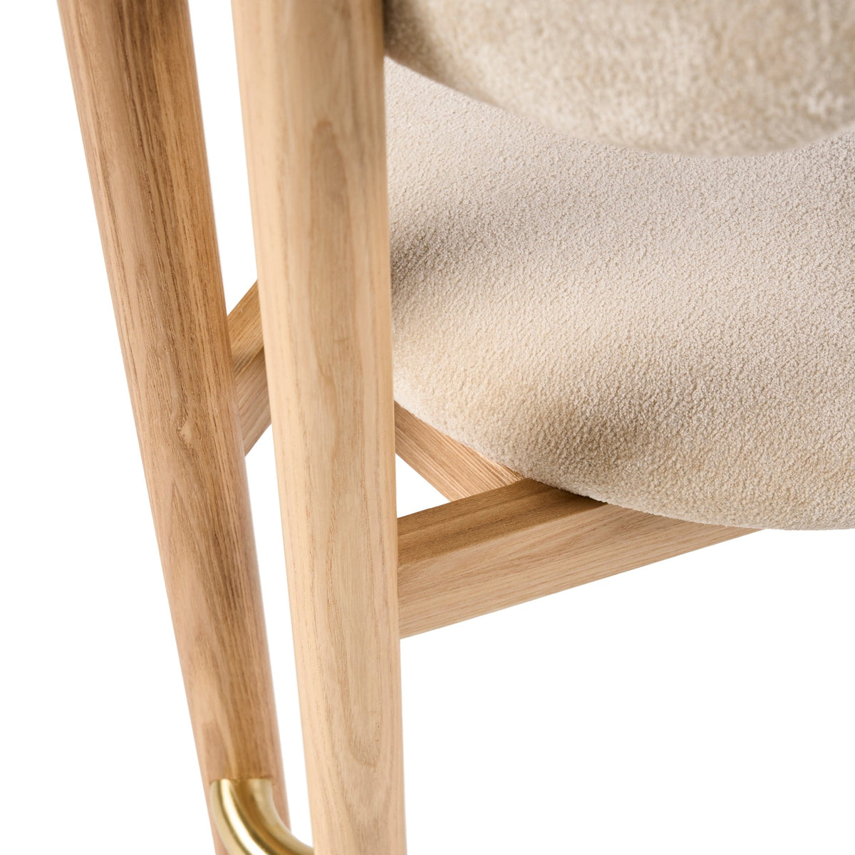 Chaise de salle à manger sculpturale en velours avec détails en acier plaqué or et pieds en chêne pour la salle à manger