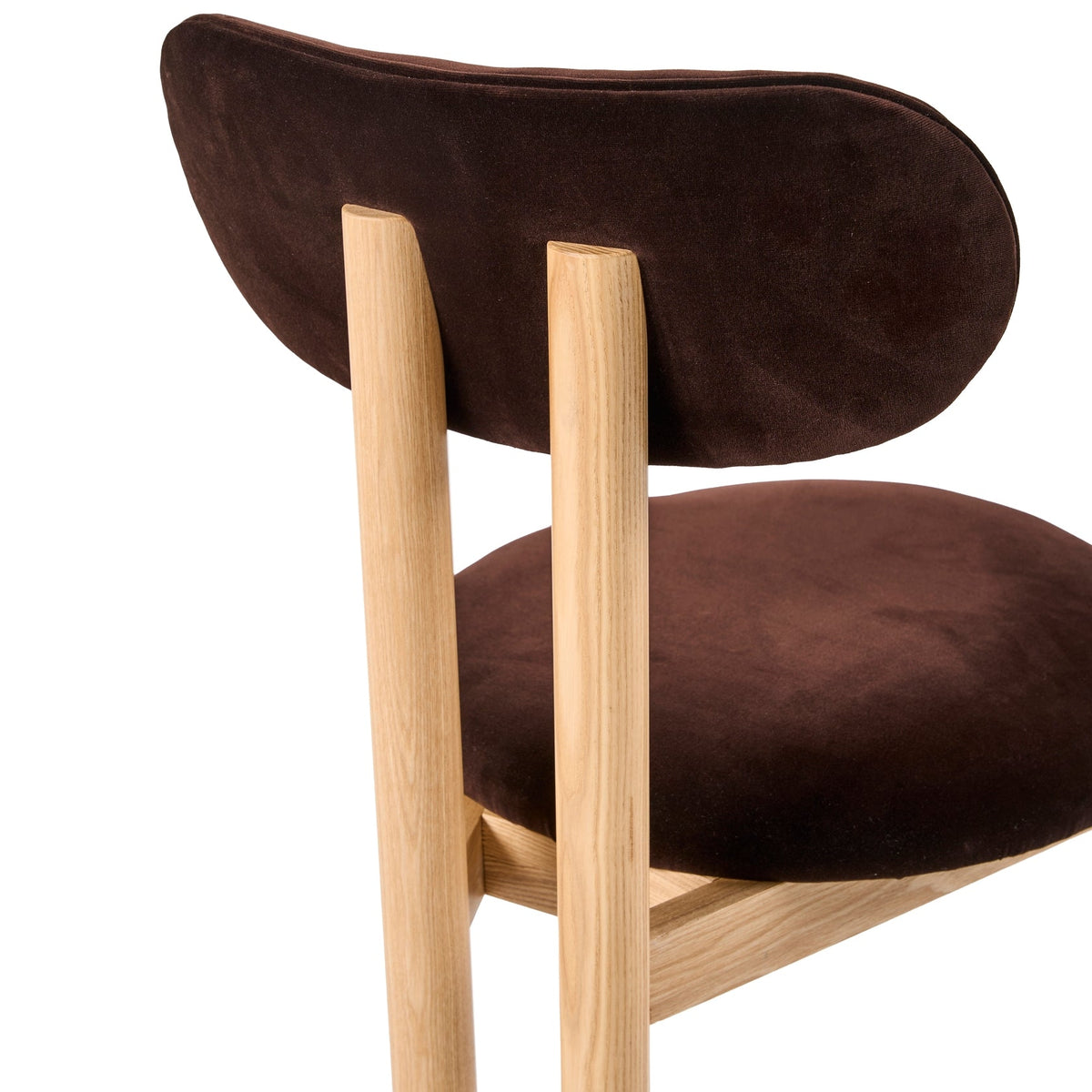 Chaise de salle à manger sculpturale en velours avec détails en acier plaqué or et pieds en chêne pour la salle à manger