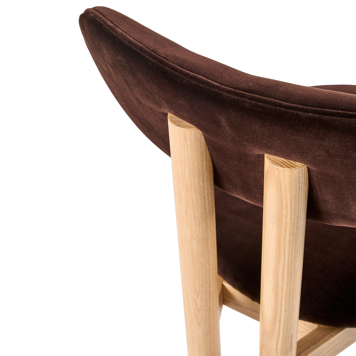 Chaise de salle à manger sculpturale en velours avec détails en acier plaqué or et pieds en chêne pour la salle à manger