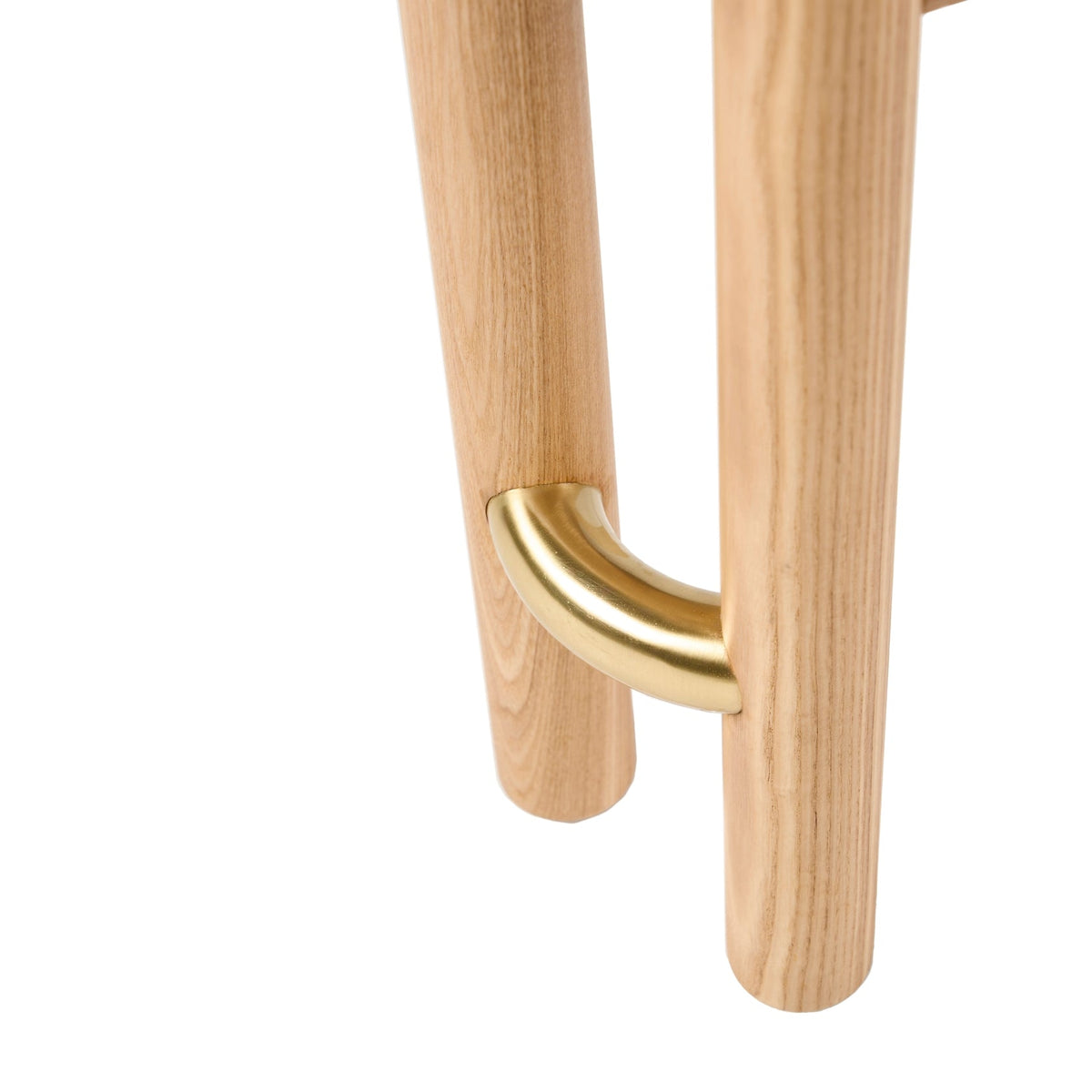 Chaise de salle à manger sculpturale en velours avec détails en acier plaqué or et pieds en chêne pour la salle à manger