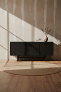Buffet en bois minimaliste à 3 portes avec façades à panneaux et pieds en bois en forme de H pour salon ou salle à manger