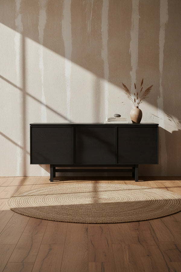 Buffet en bois minimaliste à 3 portes avec façades à panneaux et pieds en bois en forme de H pour salon ou salle à manger