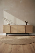 Buffet minimaliste en bois 4 portes avec façades à panneaux et pieds en métal élancés pour salon ou salle à manger