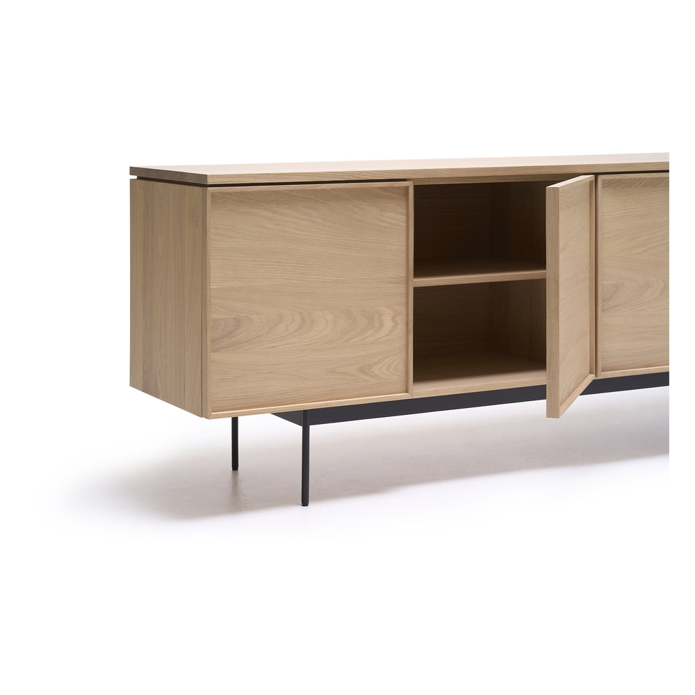 Buffet minimaliste en bois 4 portes avec façades à panneaux et pieds en métal élancés pour salon ou salle à manger