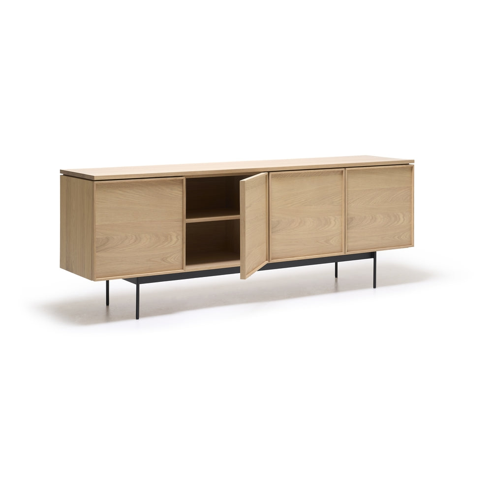Buffet minimaliste en bois 4 portes avec façades à panneaux et pieds en métal élancés pour salon ou salle à manger