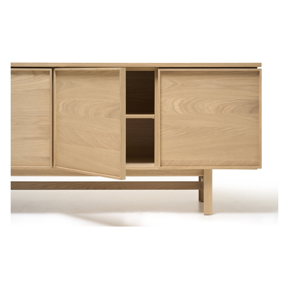 Buffet minimaliste en bois à 4 portes avec façades à panneaux et pieds en bois en forme de H pour salon ou salle à manger